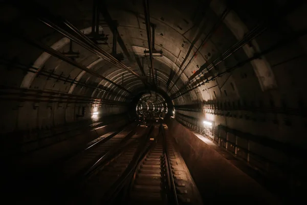 노르웨이 오슬로에서 운행중인 무인 지하철이다. 지하 터널을 통해 앞으로 가고 있어. 고급 지하철 수송 시스템. — 스톡 사진