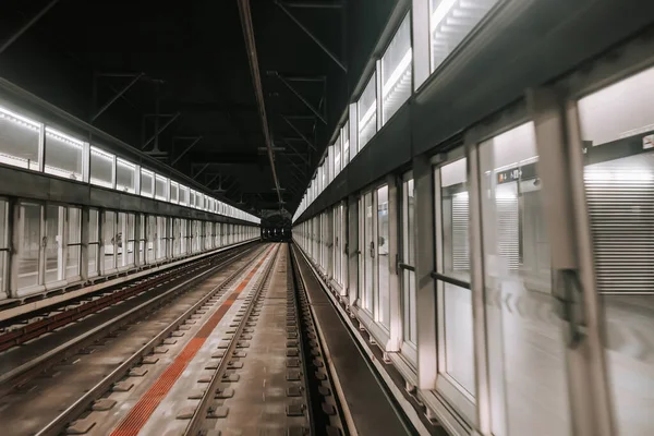 Przenoszenie bezzałogowego metra - automatyczna stacja metra w Paryżu. Jazda podziemnym pociągiem w nowoczesnym mieście. Nowoczesny publiczny środek transportu — Zdjęcie stockowe