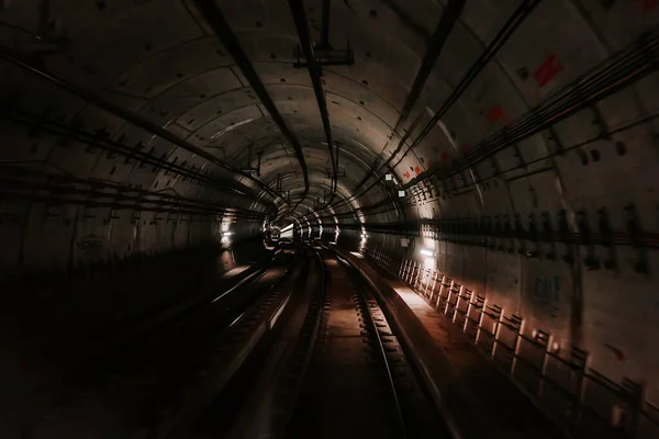 Sürücüsüz metro treninin yeraltı tüneline girdiği kabin manzarası. Stockholm, İsveç 'te otomatik gelişmiş ulaşım sistemi, metro — Stok fotoğraf