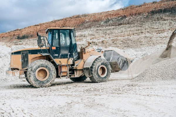 Carregador de rodas com balde grande no local de construção ou pedreira. Mineração detalhes maquinaria pesada. terraplanagem, escavações, escavação em solos. — Fotografia de Stock