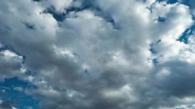 Mavi gökyüzünde kabarık bulutların zaman klipsi. Cennet arka planı. Bulutlar, gündüz.