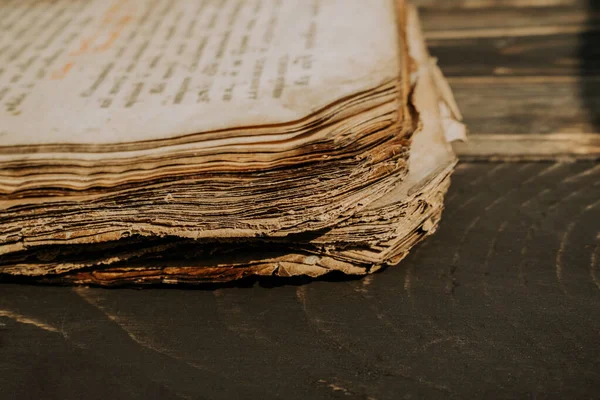 Páginas de livro antigo. Tradução científica da literatura. Investigando manuscrito com escritos antigos — Fotografia de Stock