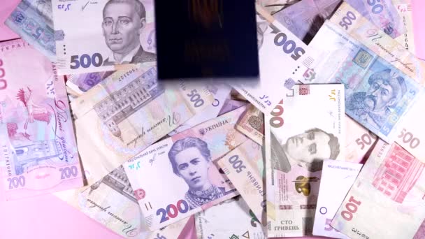 Kadın Ukrayna uluslararası pasaportunu para yığınına koydu.. — Stok video