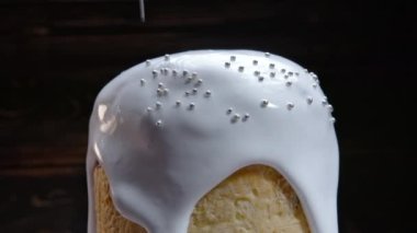 Karanlık stüdyo arka planında renkli dekoratif serpiştirilmiş paskalya pastası dekorasyonu. Ev yapımı pasta, Hıristiyan şenlik pastanesi, gelenek. Bahar dini bayramı 