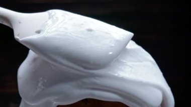 Paskalya pastasını beyaz jöleli geleneksel fırınla süsleme süreci. Bahar Hıristiyan dini bayramı. Lezzetli ev yapımı şenlikli tatlılar. Siyah arkaplan.