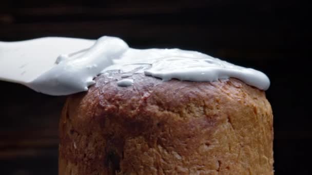Proses dekorasi kue Paskah dengan glasir putih, toko roti tradisional. Liburan keagamaan Kristen musim semi. Manisan meriah buatan sendiri yang lezat. Latar belakang hitam. — Stok Video