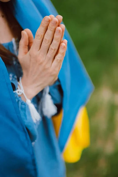 Imádkozz Ukrajnáért, állj mellém. Ukrán nő nemzeti zászlóval. Fiatal hölgy kék hímzéssel Vyshyvanka. Függetlenség, szabadság, hazafias szimbólum, győzelem a háborúban, namaszté, béke koncepció. — Stock Fotó