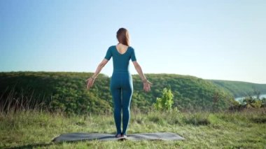 Yogi kadın dağın tepesinde yoga egzersizi yapıyor. Nefes alma konusunda konsantre kız eğitimi, Pranayama. Doğa ile birlik, meditasyon, denge, sağlıklı yaşam tarzı kavramı.
