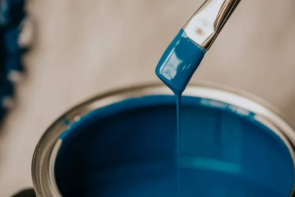 Escova com tinta azul no frasco. Acessórios de artista, instrumentos para pintura. Decoração de padrão tradicional de casa na aldeia ucraniana — Fotografia de Stock