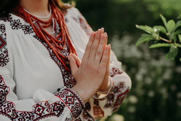 Imádkozz Ukrajnáért, állj mellém. Ukrán nő a hagyományos hímzés vyshyvanka ruha fogja a kezét az imádság gesztus - anjali mudra. — Stock Fotó
