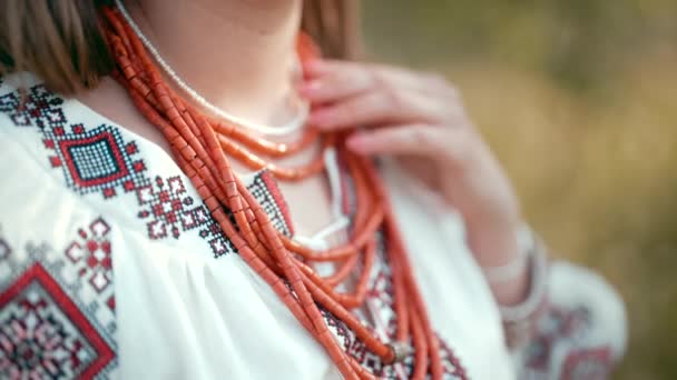Ukrajinská žena ve výšivkách vyshyvanka šaty a starověké korálové korálky. Tradiční starožitné šperky náhrdelník a kostým Ukrajiny. — Stock video
