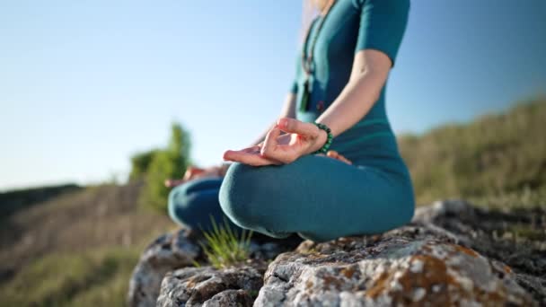 Nyugodt, békés jógi nő ül lótuszban meditálás közben, szabadnak érzi magát a vad természet előtt. Figyelmes fitnesz edző zen pillanattal. Mindennapi jóga gyakorlás, nyugodt légzés, koncentrációs koncepció — Stock videók