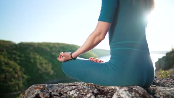 Felismerhetetlen, békés jógi nő ül lótuszban meditálás közben, szabadnak érzi magát a vad természet előtt. Csak a kezét. Figyelmes fitnesz edző zen pillanattal. Mindennapi jóga gyakorlás, légzéskoncepció — Stock videók