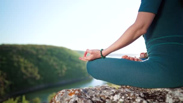 Mujer yogui tranquila relajada sentada en loto mientras medita, sintiéndose libre frente a la naturaleza salvaje. Entrenador de fitness consciente de tener momento zen. Práctica diaria de yoga, respiración tranquila, concepto de concentración — Vídeo de stock