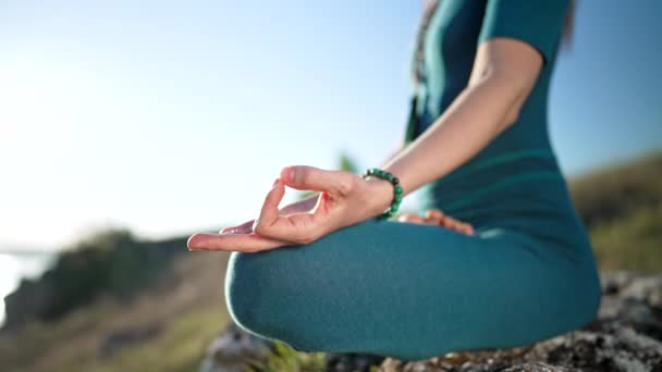 Nyugodt, békés jógi nő ül lótuszban meditálás közben, szabadnak érzi magát a vad természet előtt. Figyelmes fitnesz edző zen pillanattal. Mindennapi jóga gyakorlás, nyugodt légzés, koncentrációs koncepció — Stock videók