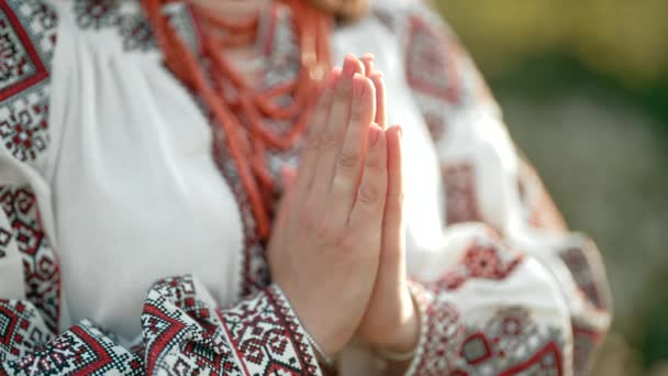 Ukrayna için dua et, yanında ol. Geleneksel nakış işlemeli Ukraynalı kadın dua jestinde el ele tutuşan vyshyvanka elbisesi - Anjali mudra. — Stok video