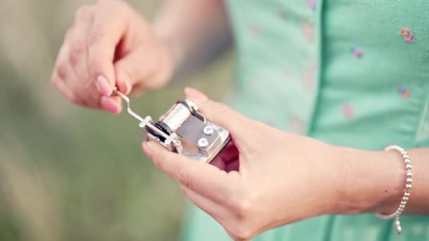 Eski Müzik Kutusu Mekanizmasının Dişli Dişli Kadın Elleri Retro Küçük — Stok video
