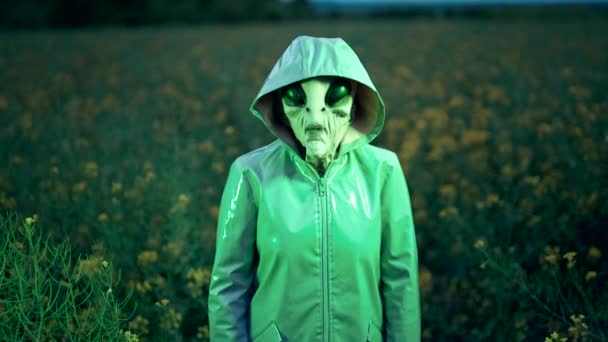Retrato Alienígena Espeluznante Campo Bajo Luz Neón Colorido Máscara Miedo — Vídeo de stock