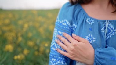 Kadın vyshyvanka gömleğinde mavi nakışla ilgili güzel detaylar gösteriyor. Ukrayna ulusal kostüm, doku, tasarım, halk, el yapımı dikiş işi konsepti. Yüksek kalite 4k görüntü