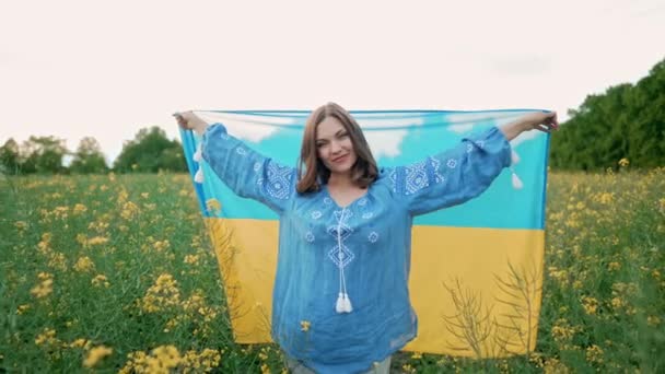 Щаслива Українка Національним Прапором Квітковому Лужку Канолова Портрет Молодої Дівчини — стокове відео