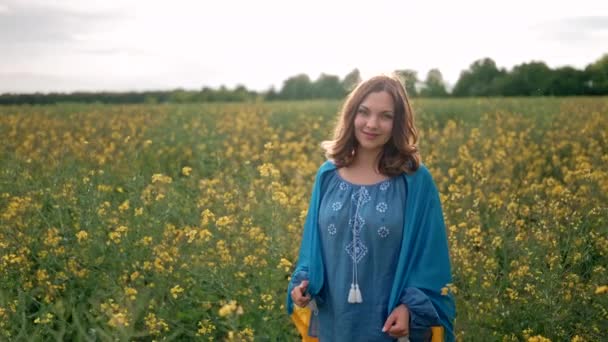 Usmívající Ukrajinská Žena Národní Vlajkou Žlutém Pozadí Řepkového Pole Mladá — Stock video