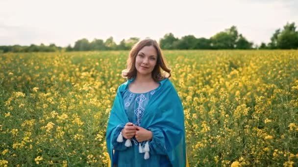 Sarı Kolza Tohumu Tarlasında Ulusal Bayrağı Olan Gülümseyen Ukraynalı Kadın — Stok video