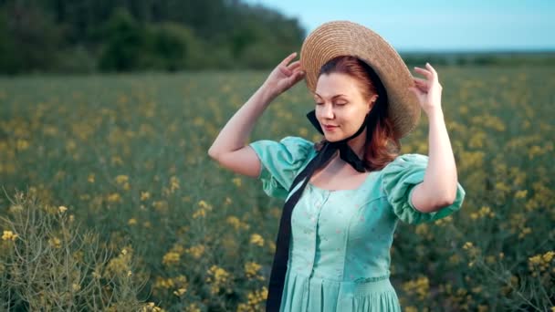 Πορτρέτο Της Ελκυστικής Αγροτικής Γυναίκας Ψάθινο Καπέλο Boater Στο Πεδίο — Αρχείο Βίντεο