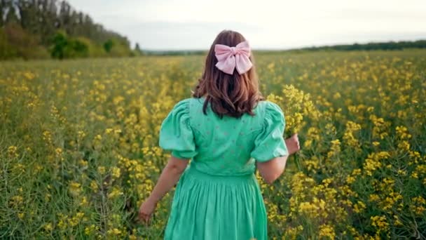 Visão Traseira Mulher Rural Turquose Vestido Caminha Entre Flores Amarelas — Vídeo de Stock