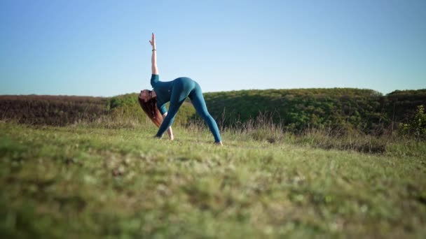 Yogi Kvinna Toppen Höga Berg Gör Yoga Praktiken Parivrtta Trikonasana — Stockvideo