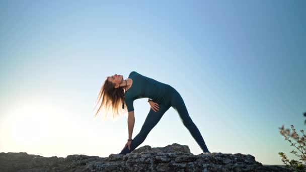 Yogi Vrouw Doen Yoga Praktijk Trikonasana Top Van Rots Hoge — Stockvideo