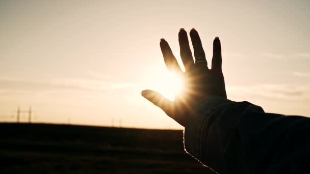 Sylwetka Kobiecej Dłoni Dotykającej Ciepłych Promieni Zachód Słońca Kobieca Dłoń — Wideo stockowe