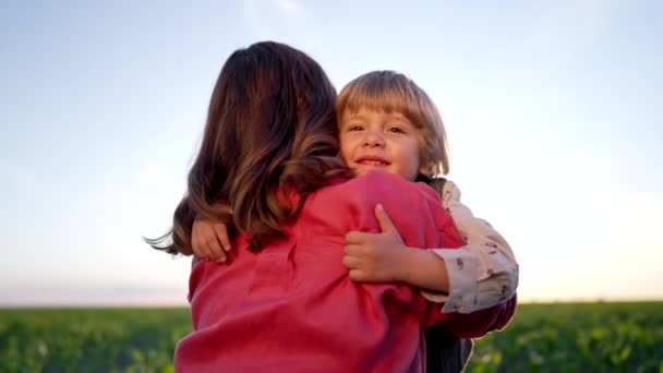 Χαμογελαστός Γιος Αγκαλιάζει Μαμά Σφιχτά Ευγενική Οικογενειακή Σκηνή Χαριτωμένο Τρίχρονο — Αρχείο Βίντεο