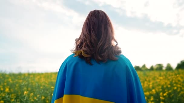 Українська Патріотична Жінка Національним Прапором Полі Цвітіння Канолою Молода Невпізнавана — стокове відео
