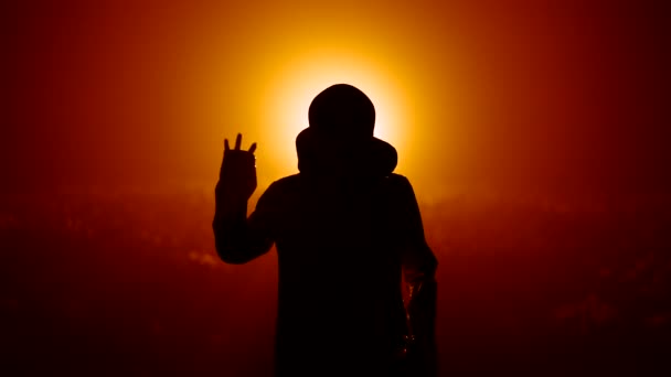 Silhouette Alien Waving Hand Hello Orange Background Humanoid Extraterrestrial Planet — Stock video