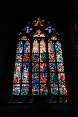 Prag, Çek Cumhuriyeti - Temmuz 2022. Şato bölgesindeki St. Vitus katedralindeki muhteşem vitraylı pencere. Renkli güneş ışığı lekeleri. Yüksek kalite fotoğraf