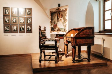Prag, Çek Cumhuriyeti - Temmuz 2022. Alphonse Mucha Müzesi. Ressamlar masası, sandalye ve aletler. Ünlü ressam, illüstratör ve grafik sanatçısına adanmış bir galeri. Yüksek kalite fotoğraf
