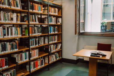 Prag, Çek Cumhuriyeti - Temmuz 2022. Kamu Kütüphanesi 'nde raflarda renkli kağıt kitaplar var. Eğitim, bilim, edebiyat konsepti. Yüksek kalite fotoğraf