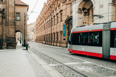 Prag, Çek Cumhuriyeti - Temmuz 2022. Eski kasabadaki güzel ve rahat caddede modern tramvay. Şehir toplu taşımacılığı. İnanılmaz Avrupa mimarisi, geleneksel binaların tarihi cepheleri. Yüksek kalite