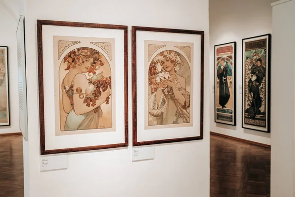 Prag, Çek Cumhuriyeti - Temmuz 2022. Alphonse Mucha Müzesi. Tablolar, çizimler, posterler ve taş baskılar sergisi. Ünlü ressam, illüstratör ve grafik sanatçısına adanmış bir galeri. Yüksek kalite