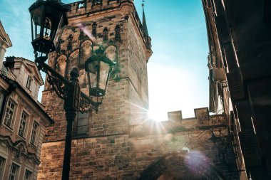 Vltava nehri üzerindeki ünlü ortaçağ Charles-Karlov köprüsü. Tarihi, Avrupa başkentinin eski bir bölgesi. Belediye binasının manzarası. Yüksek kalite fotoğraf