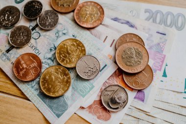 Çek nakit parası yakın plan. Çek Krallığı. Ceska koruna. Yeni banknotlar ve madeni paralar. Para politikası. Küresel ticaret - Evet. Yüksek kalite fotoğraf