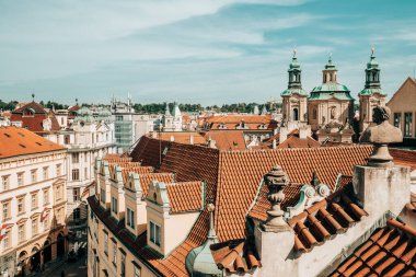 Prag binalarının teraslarından tipik kırmızı çatı kiremitleri görünüyor. Çek Cumhuriyeti, Avrupa kenti. Yüksek kalite fotoğraf