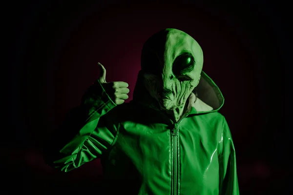 Alienígena Mostrar Polegar Como Gesto Máscara Assustadora Humanóide Planeta Neon — Fotografia de Stock