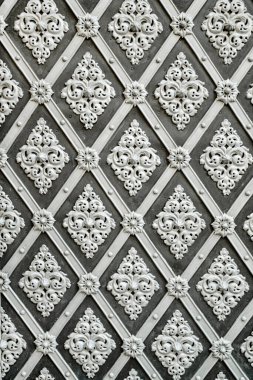 Prag 'daki kusursuz gri dekoratif kapı dokusunu kaplıyor. İnanılmaz bir sıva, eski Avrupa mimarisinin detayları. Model ve tasarım için mükemmel. Yüksek kalite fotoğraf