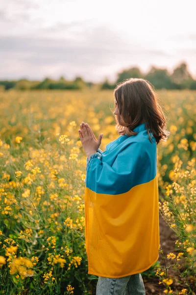 Українська Патріотична Жінка Молилася Національним Прапором Жовтому Полі Моліться Стійте — стокове фото