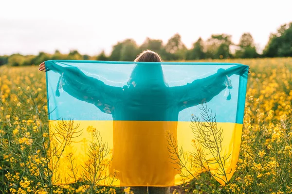 Невпізнавана Українка Патріот Стоїть Національним Прапором Жовтому Полі Рідкісний Задній — стокове фото