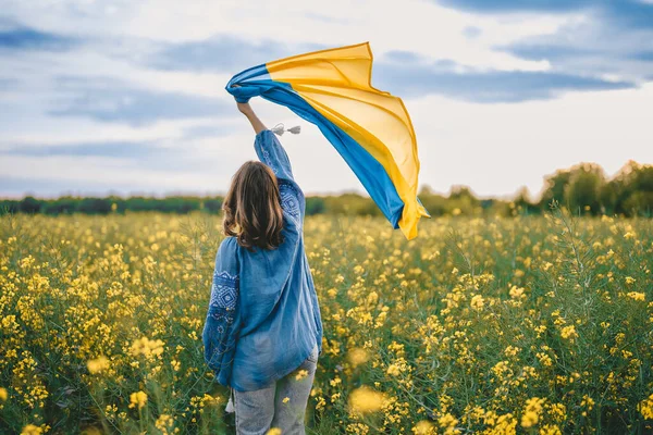 Українська Патріотична Жінка Махає Національним Прапором Жовтому Полі Каноли Рідкісний — стокове фото