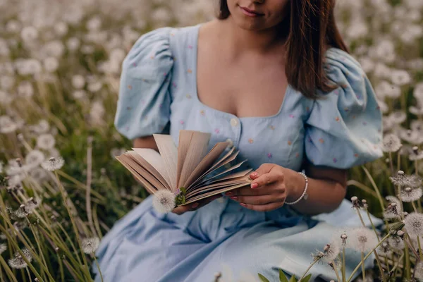Жінка Перевертається Сторінками Паперової Книги Дама Ретро Або Вінтажній Сукні — стокове фото