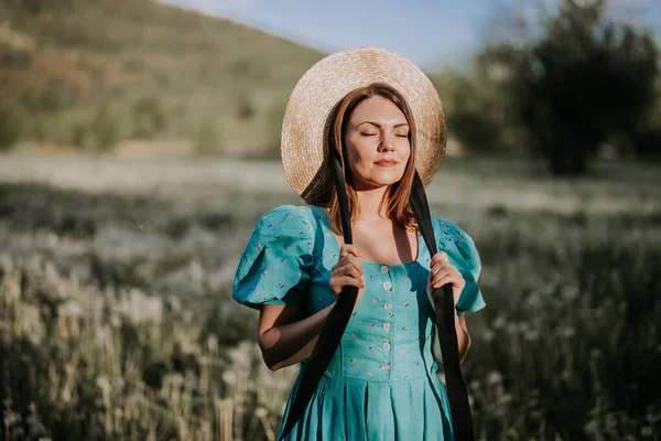 Young Stylish Woman Vintage Dress Straw Hat Alone Nature Countryside — ストック写真