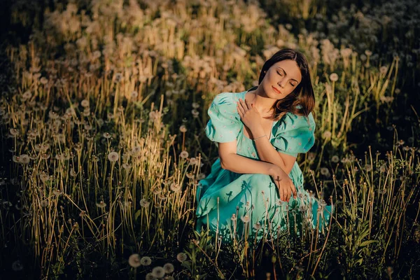 Atrakcyjna Kobieta Siedząca Dojrzałym Trawniku Mniszka Lekarskiego Parku Dziewczyna Turkusowej — Zdjęcie stockowe